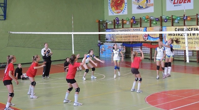 Ogólnopolski Turniej Mini Piłki Siatkowej w Miastku. Mecz UKS Morena (Miastko 1) - UKS Volley Wałcz