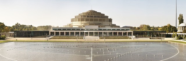 Wczesnomodernistyczna budowa stoi w centrum równie imponującego otoczenia