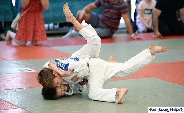 Po raz 22. Uczniowski Klub Sportowy Tori oraz Szkoła Podstawowa w Dąbrowie, byli organizatorami Ogólnopolskiego Turnieju Judo. Od 6 lat do rywalizacji o medale przystępują również młodzicy i młodziczki w ramach Pucharu Polski.Turniej poświęcony jest pamięci Larysy Ewy Krause, tragicznie zmarłej judoczki, piątej zawodniczki Igrzysk Olimpijskich w Atlancie (1996), współzałożycielki UKS Tori oraz patronce szkoły w Dąbrowie. Patronat nad imprezą objął Urząd Gminy w Sianowie oraz Polski Związek Judo.Zawody rozegrane zostały na świeżym powietrzu, pod namiotem rozłożonym na szkolnym boisku. Pogoda jak zawsze dopisała, a dodatkowo temperaturę podnosiły emocje towarzyszące zmaganiom młodych adeptów judo oraz ich rodzicom i trenerom.W turnieju wzięło udział 265 zawodników z dwudziestu jeden klubów Polski. Dziewczęta i chłopcy rywalizowali w czterech grupach wiekowych. Łącznie rozegrano walki w 59. kategoriach wagowych. W najmłodszej grupie dziewczęta walczyły razem z chłopcami.Najlepsi zawodnicy otrzymali puchary, medale i nagrody rzeczowe. Pamiątkowymi dyplomami zostali wyróżnieni wszyscy uczestnicy sportowych zmagań.