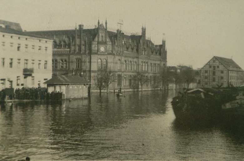 Powódź w Bydgoszcz. W tle budynek Poczty Polskiej.