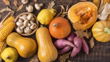 Co jeść jesienią, aby wzmocnić odporność? Wybieraj odżywcze i rozgrzewające dania. Postaw na sezonowe warzywa. Nie zapomnij o kiszonkach!