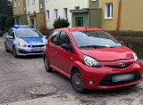 Policjanci z Pabianic odzyskali skradziony samochód, bo... był źle zaparkowany. Toyota wróciła do właściciela