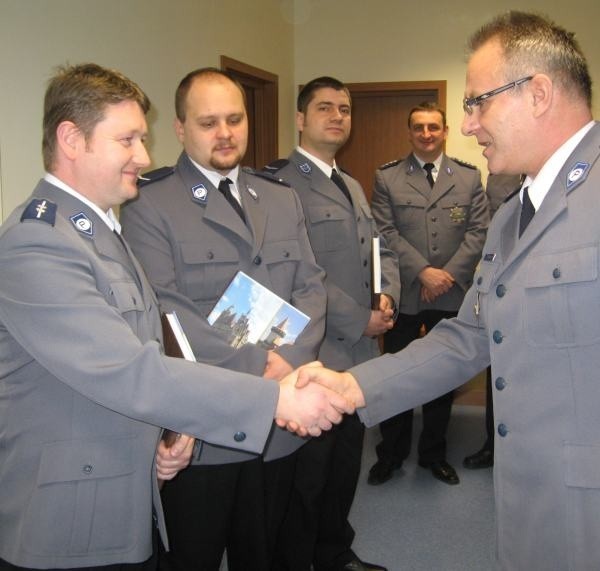 Dzielnicowy roku 2009 Bogusław Chrobak z Białej odbiera nagrodę od komendanta powiatowego Krzysztofa Mroza. Na wyniki prudnickiej policji mają wpływ także skuteczni dzielnicowi.