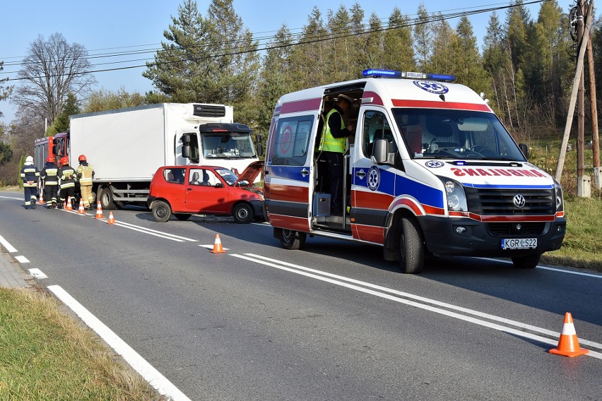 Wypadek w Ropicy Górnej. Poszkodowany kierowca czerwonego seicento [ZDJĘCIA]