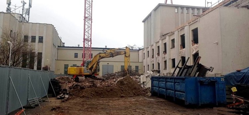 Trwa rozbiórka budynku Teatru Miejskiego w Bydgoszczy. Na...