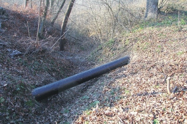 Ok. trzymetrowej długości rura z gazem pod wysokim ciśnieniem wystaje. Mieszkańcy są zaniepokojeni, gazownicy uspokajają, że nie ma powodów do obaw.