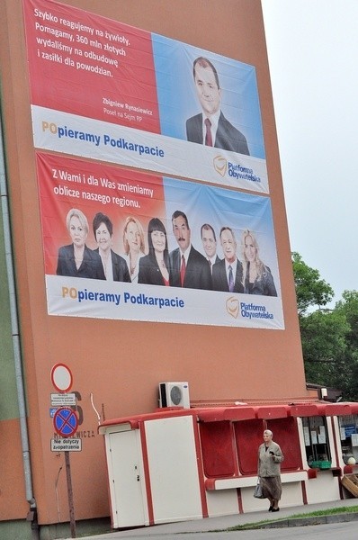 W kilku punktach Tarnobrzega zawisły ogromne reklamy promujące osiągnięcia Platformy Obywatelskiej na Podkarpaciu. Nie byłoby w tym nic dziwnego, gdyby nie to, że na billboardach widnieje twarz kandydata tego ugrupowania na prezydenta Tarnobrzega Janusza Kropornickiego (dolny billboard, na zdjęciu piąty od lewej).