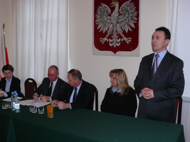 Umowę w sprawie budowy dróg w powiecie przysuskim podpisał wojewoda Jacek Kozłowski.