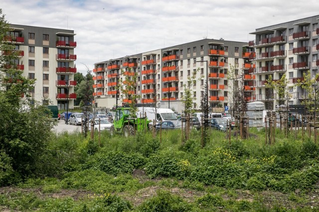 Blok na parkinguOsiedle Botanika na końcu ulicy Tomickiego w Nowej Hucie. Mieszkańcy wprowadzili się do dwóch bloków, na ukończeniu jest trzeci. Teraz okazuje się, że zamiast trzech, będą cztery. Deweloper, wbrew wcześniejszym zapewnieniom, chce postawić kolejny budynek. Na obecnym parkingu. Mieszkańcy są w szoku.