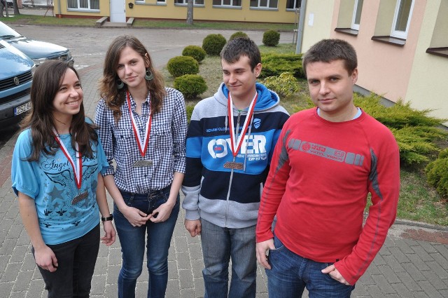 Od lewej z medalami MP w brydżu sportowym stoją: Anna Maduzia, Aleksandra Stec, Patryk Szczuczko i ich trener Marcin Dobrowolski. Brakuje Adriana Górki. 