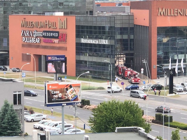 Straż pożarna przed centrum handlowym Millenium Hall w Rzeszowie | Nowiny