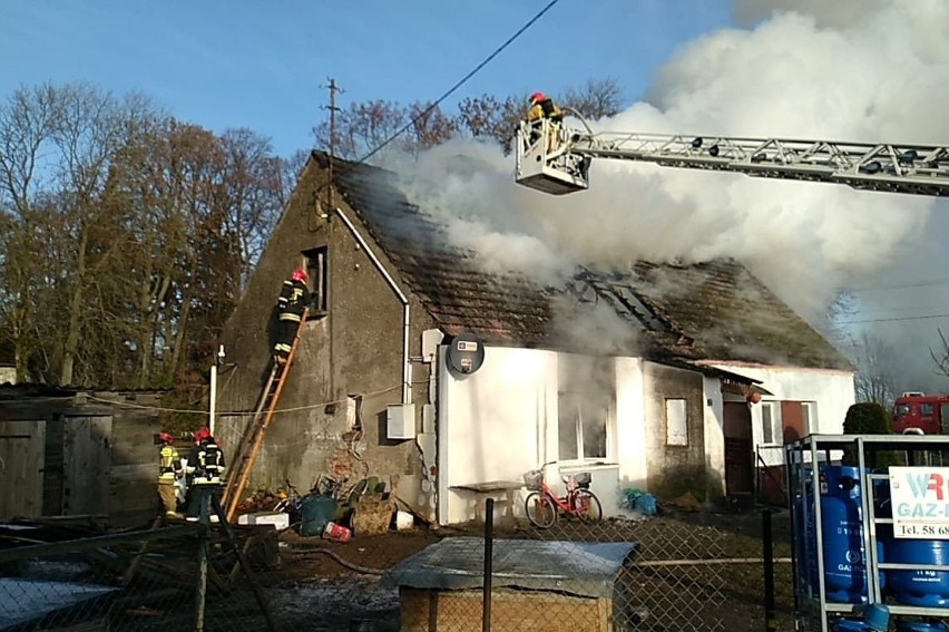 Kilka zastępów straży pożarnej gasiło pożar domu w...