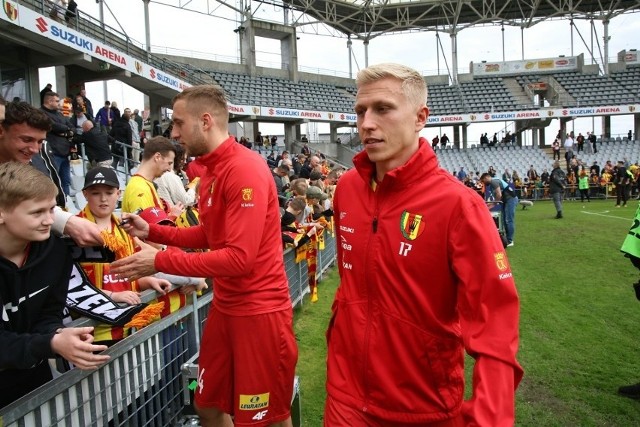 Piłkarze Korony Kielce bardzo liczą na ogromne wsparcie z trybun w piątkowym meczu z Radomiakiem Radom. Na zdjęciu Bartosz Kwiecień i Dawid Błanik.