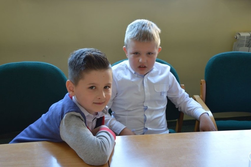 Dzieci zasiadły na miejscach radnych w Ostrowcu