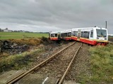 Wypadek kolejowy w Nowym Gronowie. Zderzenie szynobusu i śmieciarki. Są ranni [WIDEO, ZDJĘCIA]