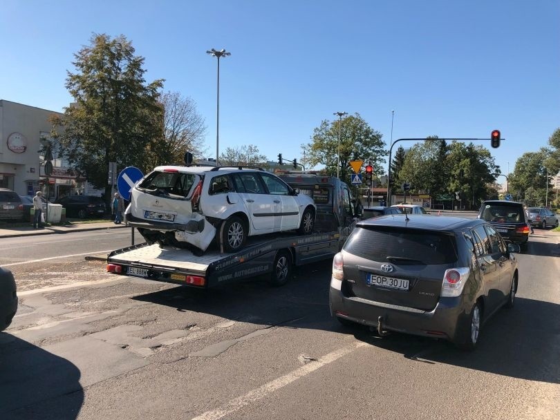 Wypadek na ul. Pabianickiej. W karambolu zderzyło się aż 7 samochodów. W wypadku na Rzgowskiej ranna jedna osoba [zdjęcia]