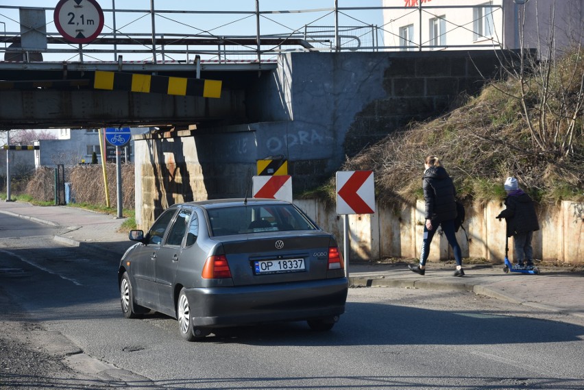 Drogowcy zamknęli wiadukt na ul. Krapkowickiej w Opolu....