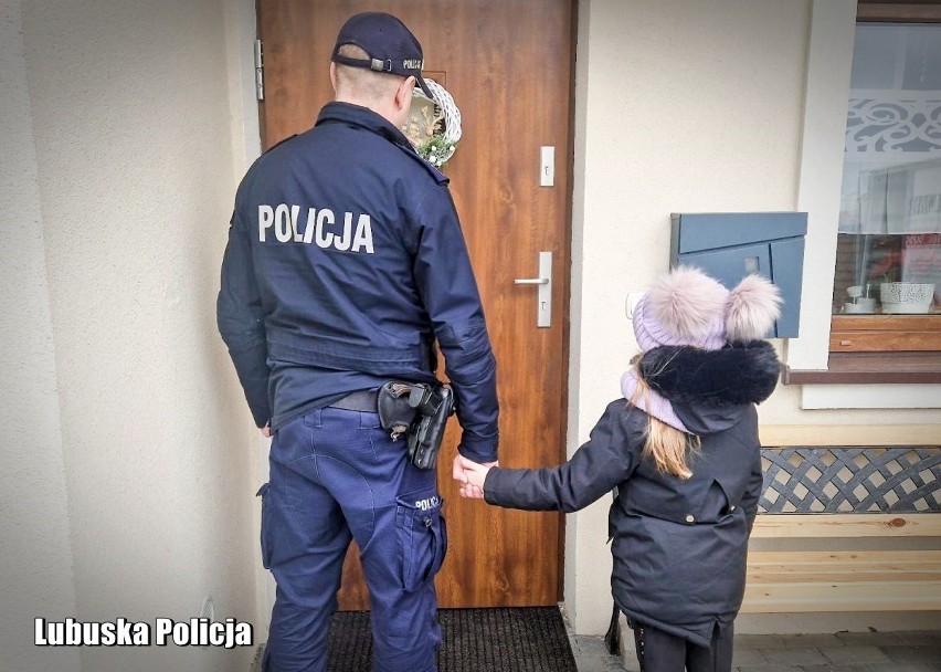 Policjant poszedł z dziewczynką do jej domu