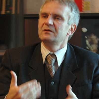 ZBIGNIEW SZUMSKIBył dyrektorem domu kultury i radnym powiatowym. Obecnie pełni funkcję starosty. Interesuje się sportem i wędkarstwem.