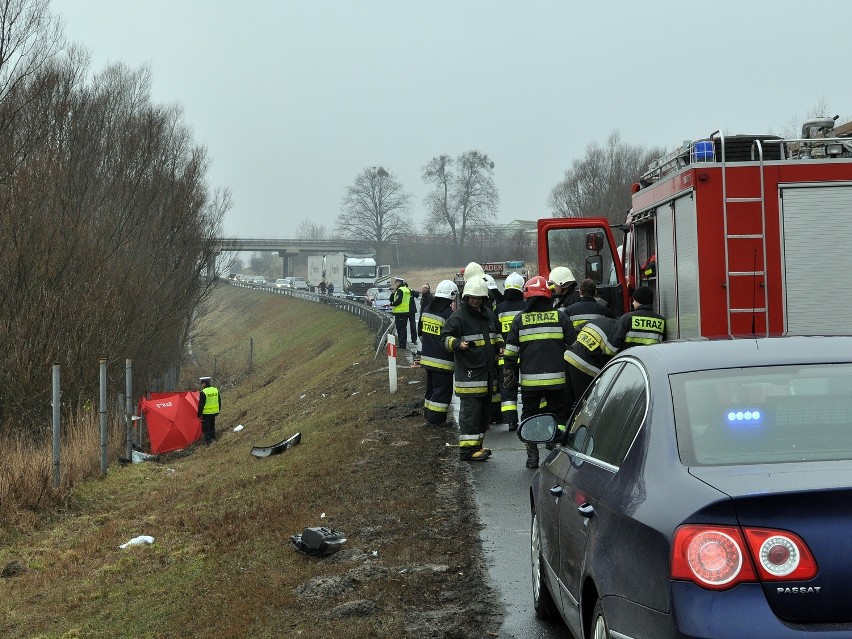 Do czołowego zderzenia dwóch samochodów osobowych doszło...