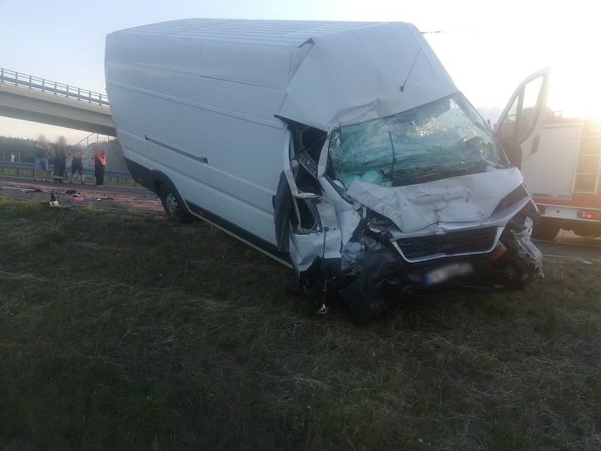 Wypadek na S3 koło Myśliborza. Zderzenie busa z samochodem służby drogowej [ZDJĘCIA]