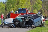 Śmiertelny wypadek w Białej koło Sulejowa. Droga 742 jest nieprzejezdna. Zderzyły się trzy samochody osobowe ZDJĘCIA