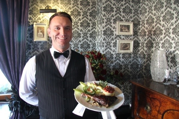 Sławomir Chatys, kelner w restauracji Gildia w Kielcach zaprasza do spróbowania smacznych potraw z gęsi.