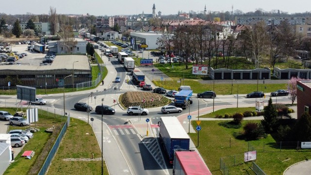 Tak zakorkowane są ulice w Strzelcach Opolskich w czwartkowe popołudnie.