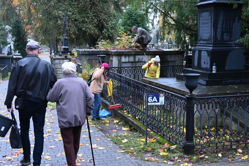 Towarzystwo Przyjaciół Kielc w akcji sprzątania zabytkowych nagrobków na Cmentarzu Starym w Kielcach. Zobaczcie film i zdjęcia