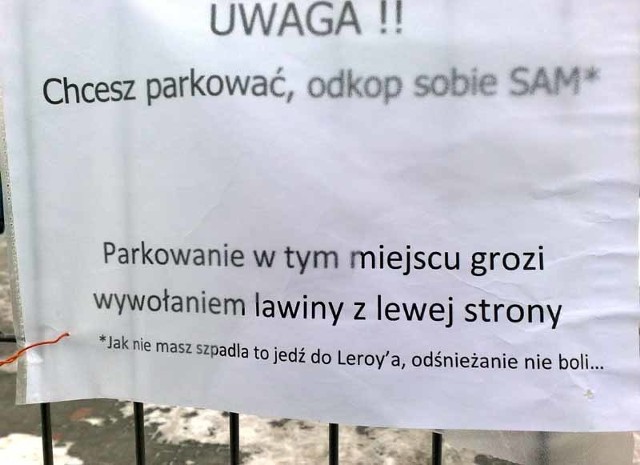 W ten sposób można się zabezpieczyć przed kierowcami czyhającymi na odśnieżone miejsce parkingowe