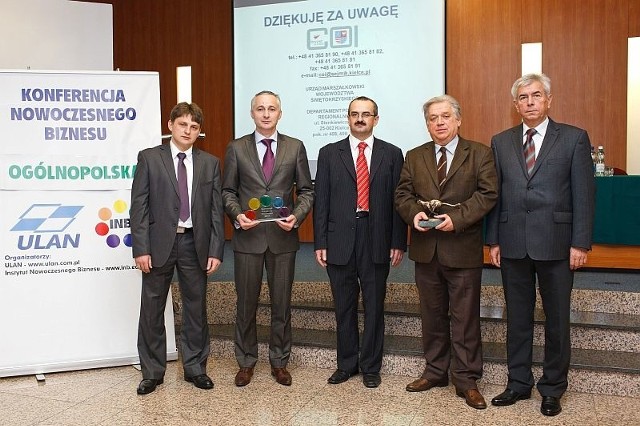 Burmistrz Michał Cichocki (drugi z lewej) w towarzystwie przedstawicieli nagrodzonych firm Btomax i Fansuld