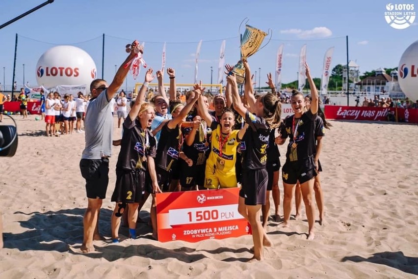 Mistrzostwa Polski w piłce nożnej plażowej. Sparta Daleszyce zdobyła brązowe medale, Kamila Komisarczyk została MVP