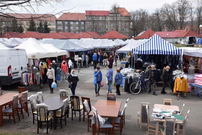 Nyskie targowisko przyciąga setki ludzi. Burmistrz obiecał, że będzie zamknięte