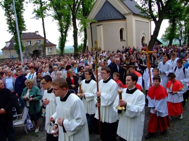 Czuwanie na Górze św. AnnyWierni modlili sie na dzien przed beatyfikacją Jana Pawla II.