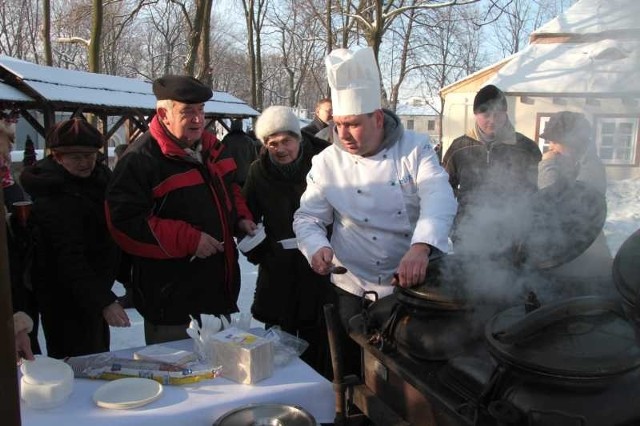 Sebastian Chrapkiewicz, szef kuchni hotelu Miedziana Góra, częstował wyśmienitymi potrawami świątecznymi.