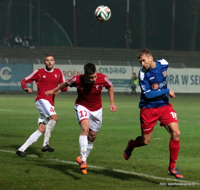 Adam Wolniewicz trzy miesiące temu w meczu ligowym zagrał w Opolu w barwach Górnika II Zabrze i strzelił bramkę dla gości w meczu, który zakończył się remisem 1-1. Z prawej pomocnik opolskiej drużyny Krzysztof Gancarczyk.