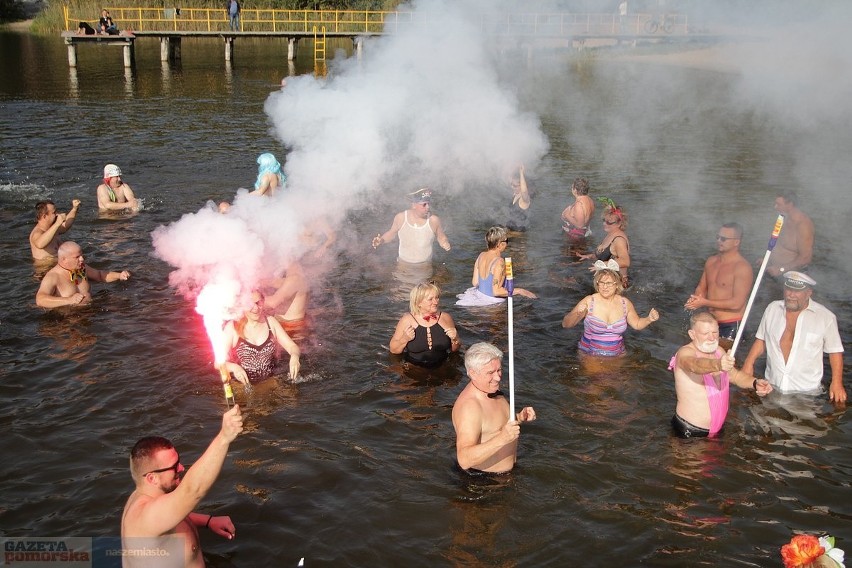 W niedzielę do wód jeziora Czarnego weszły po raz pierwszy w...