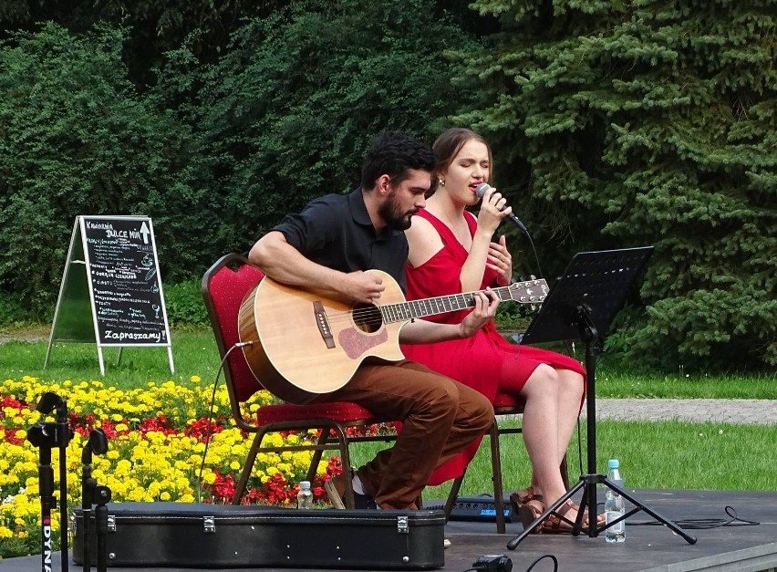 Muzyka w parku dzikowskim w Tarnobrzegu. Romantyczny duet i "Rzeszowiacy" [ZDJĘCIA] 