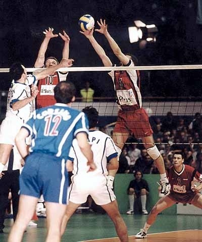 Dzięki Lidze Światowej, Polacy mogą co roku grać z najlepszymi. Tak zacięcie rywalizowali w 2000 r. w gdańskiej ,,Olivii'' z ówczesnymi mistrzami świata Włochami, przegrywając z nimi 2:3 i 0:3.