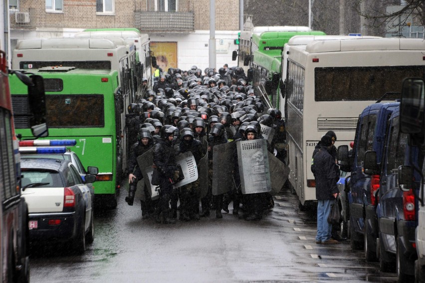 Białoruś: Zatrzymania podczas demonstracji w Mińsku. OMON wszedł do siedziby "Wiesny" [ZDJĘCIA]