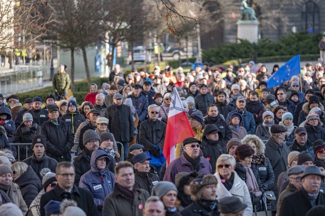 Setki poznaniaków zebrały się w sobotę w południe przed telebimem na poznańskim placu Wolności, żeby pożegnać i uczestniczyć w ostatniej drodze zamordowanego prezydenta Gdańska, Pawła Adamowicza. Zobacz kolejne zdjęcie --->