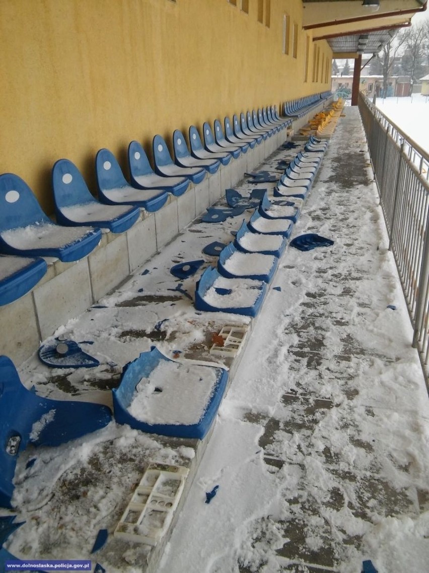 Zgorzelec: Pijani nastoletni wandale zdewastowali stadion. Wyrywali i łamali krzesełka (FILM)