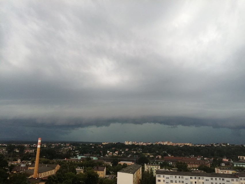 Potężne nawałnice nad Świętokrzyskiem. Ściana deszczu, wyrwane drzewa, podtopione domy [RAPORT NA BIEŻĄCO]