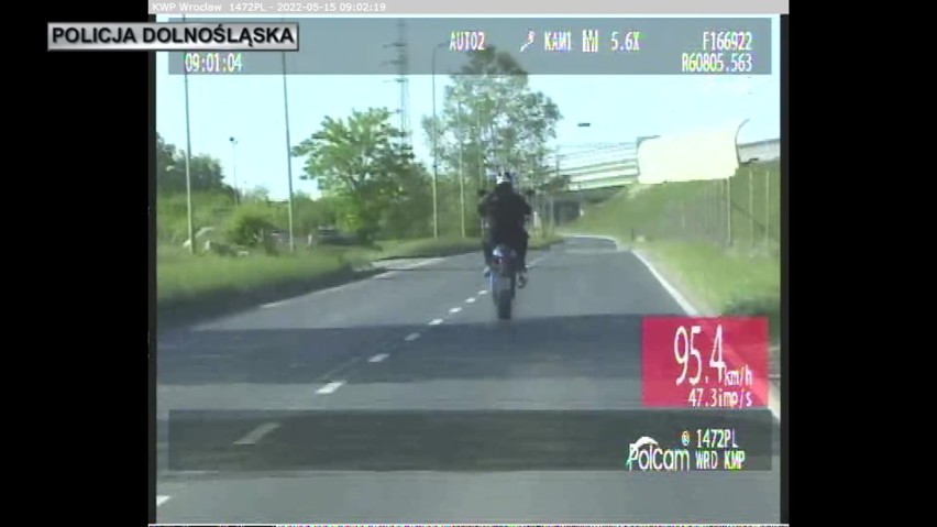Motocyklista jechał przez ulice Wrocławia na jednym kole....