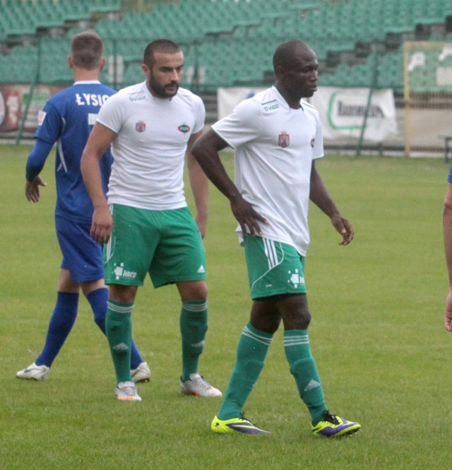 W Radomiaku w meczu z Łysicą zagrali dwaj gracze, Grek George Grammtikopoulos (z lewej) i Nigeryjczyk Chinonso Agu.