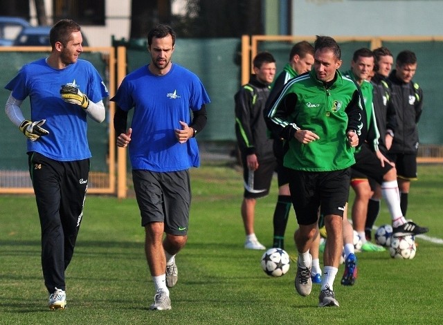 Bramkarz Artur Melon (pierwszy z lewej) oraz pomocnik Łukasz Popiela (drugi z lewej) byli we wtorkowe popołudnie wśród trenujących piłkarzy Siarki Tarnobrzeg.