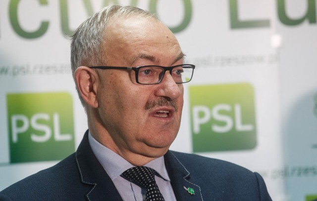 Poseł PSL Mieczysław Kasprzak uważa, że ustawa o obrocie ziemią to fikcja, a cudzoziemcy kupują jeszcze więcej gruntów.
