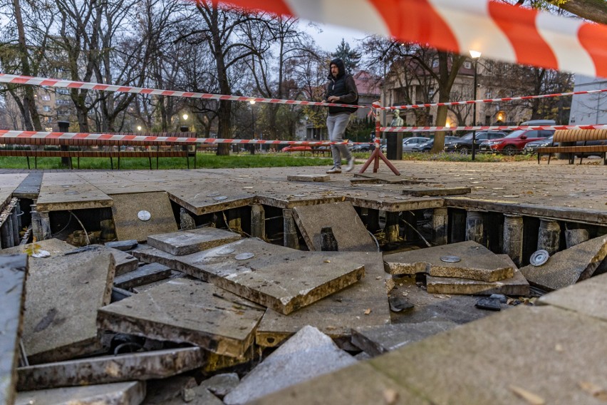 Kuriozum w Krakowie. Zniszczona nowa fontanna na placu Axentowicza. Wjechały w nią... miejskie służby
