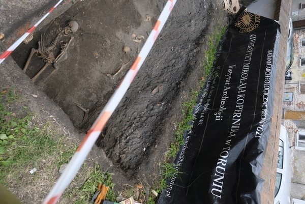 Czego szukają i co znaleźli archeolodzy przy kościele św. Jakuba? [ZDJĘCIA]