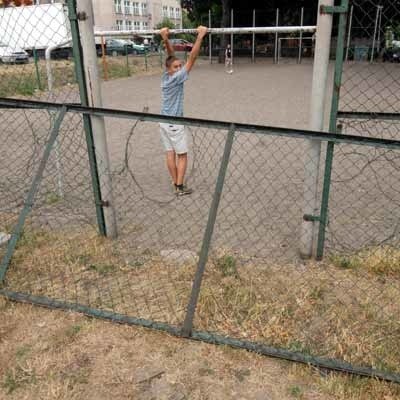 Poszarpana siatka to zagrożenie głównie dla dzieci, które grają na boisku. Pędząc za piłką, mogą w każdej chwili wpaść na druty.